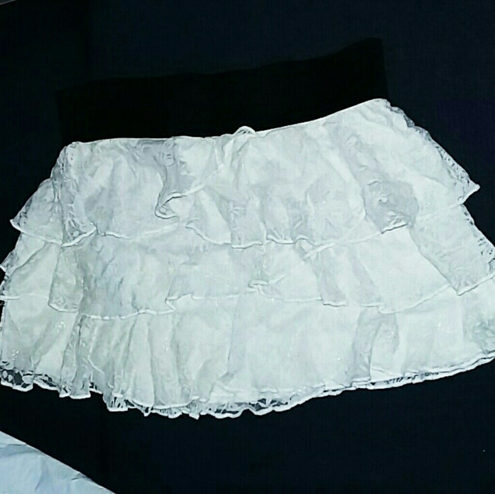 Juniors LG white lace ruffled skirt. Elastic waist